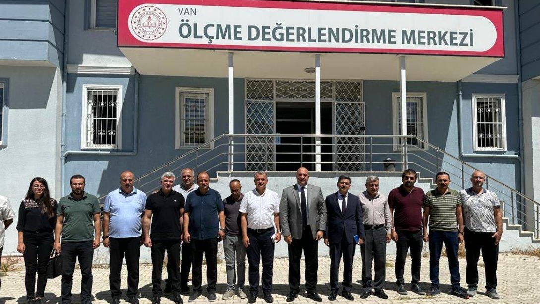 İl Millî Eğitim Müdürümüz Mehmet Nurettin Aras Ölçme Değerlendirme Merkezini ziyaret etti.